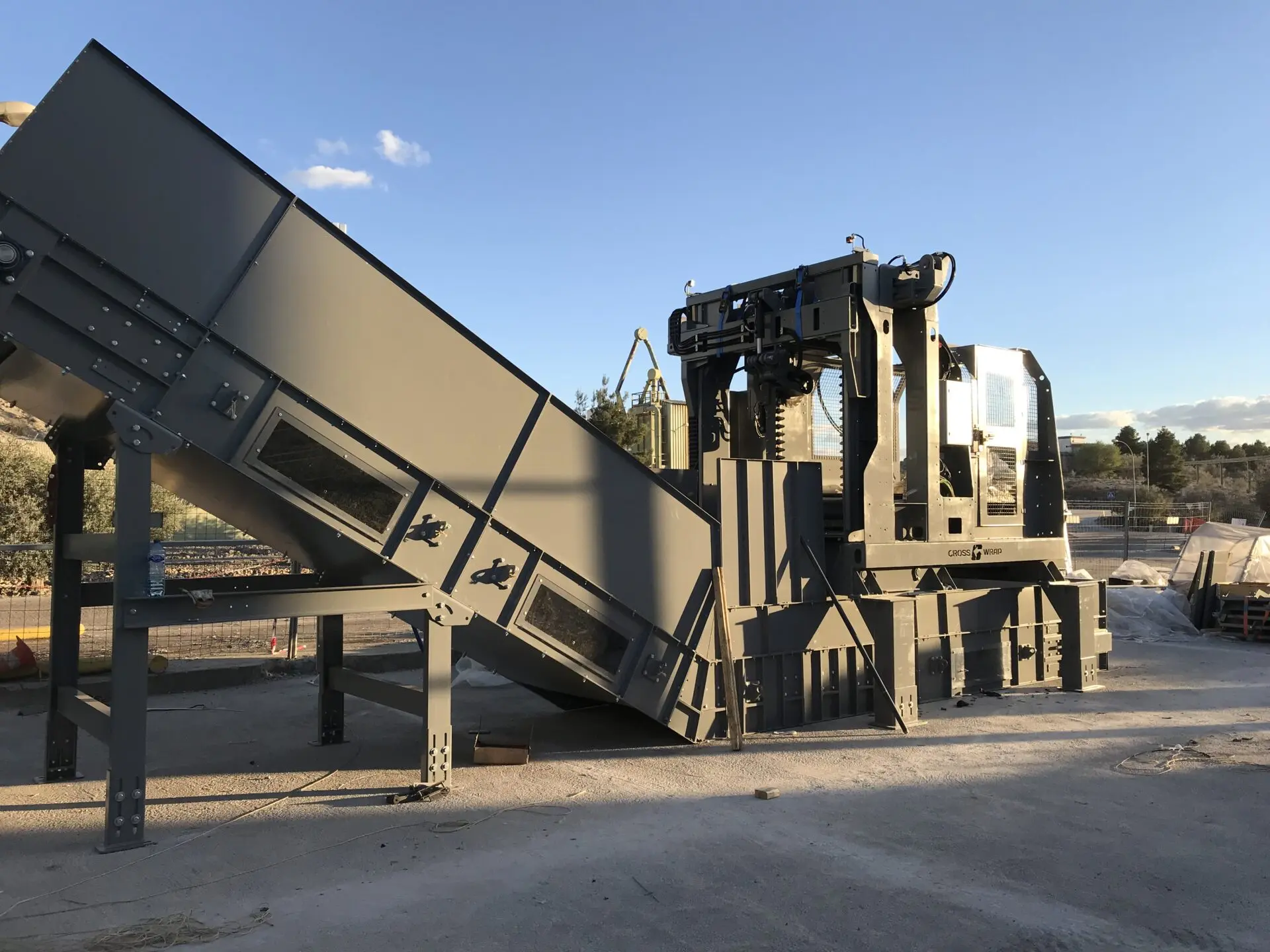 Cross Wrap Bale Opener at Holcim Spain opening both square and round bales