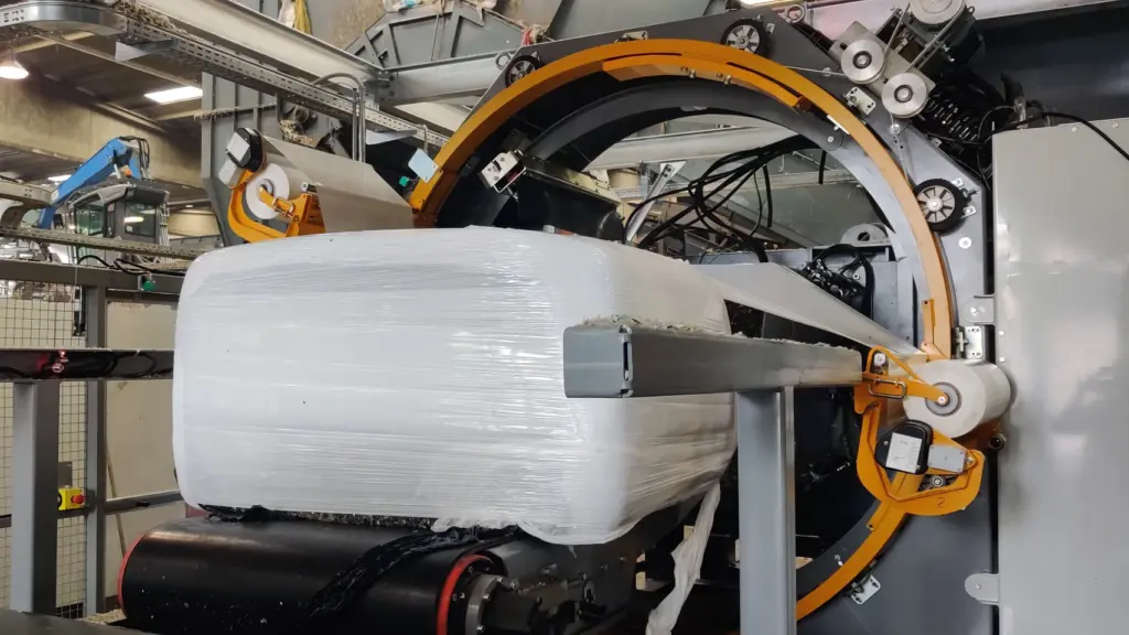 On Image: CW direct wrapper  in a process of wrapping SRF bales in Italy