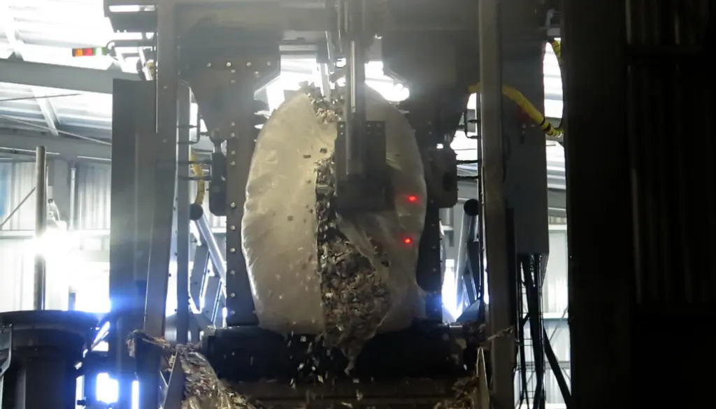 On Image: Bale Opener opening SRF bales in Argentina