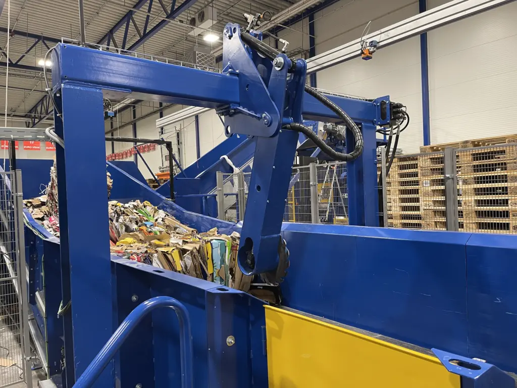 Rotary Cutter cutting bale wires