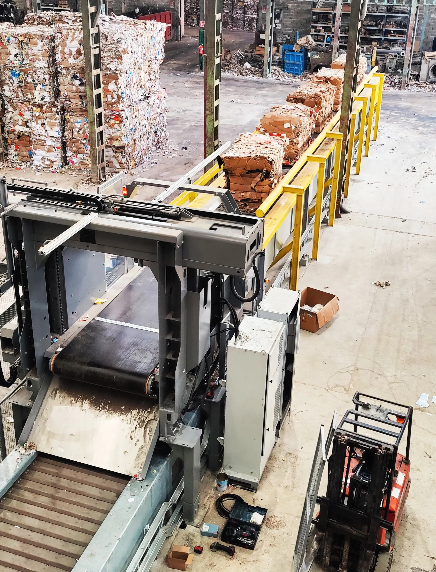 Horizontal recycled cardboard bales on dewiring