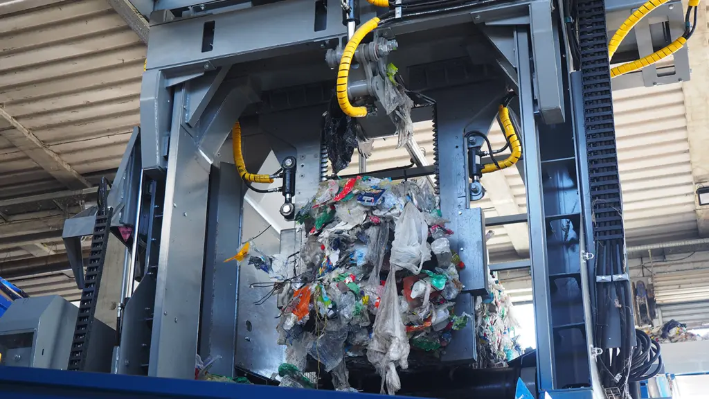 On Image: Plastic recycling in Italy-Bale Dewiring opening plstic bale