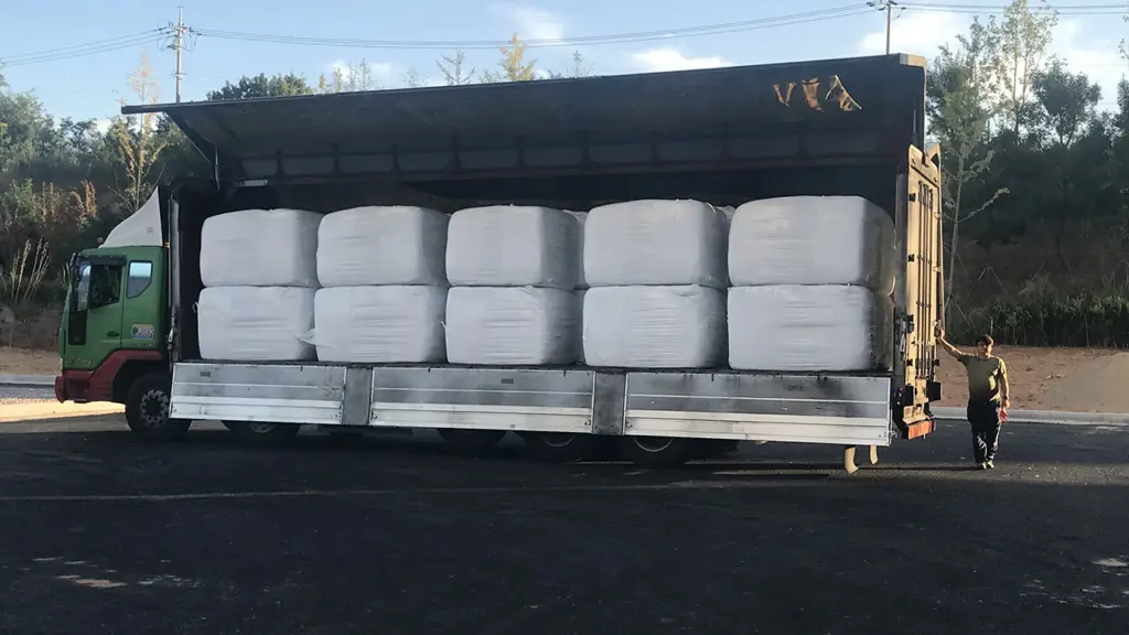 On Image: Square bale truck transport